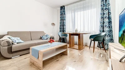 Wohnzimmer; tageslicht, moderner stil, holzboden