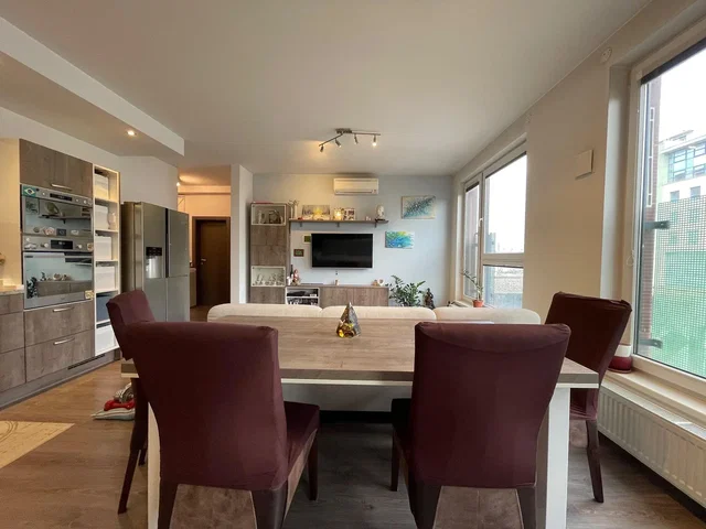 Salon; électroménager, lumière naturelle, style moderne