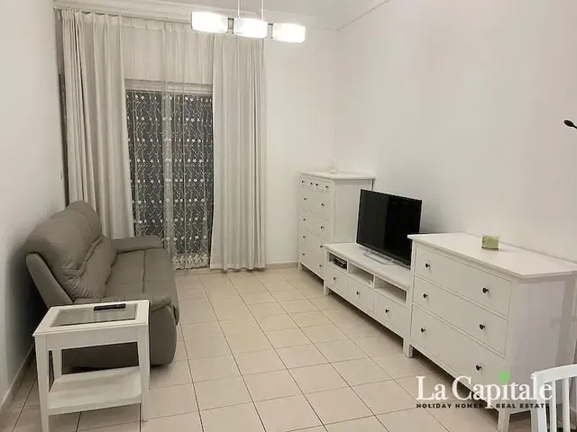 Salon; carrelage, lumière naturelle