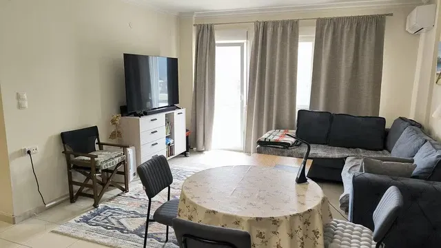 Σαλόνι; φυσικό φως, πλακάκια