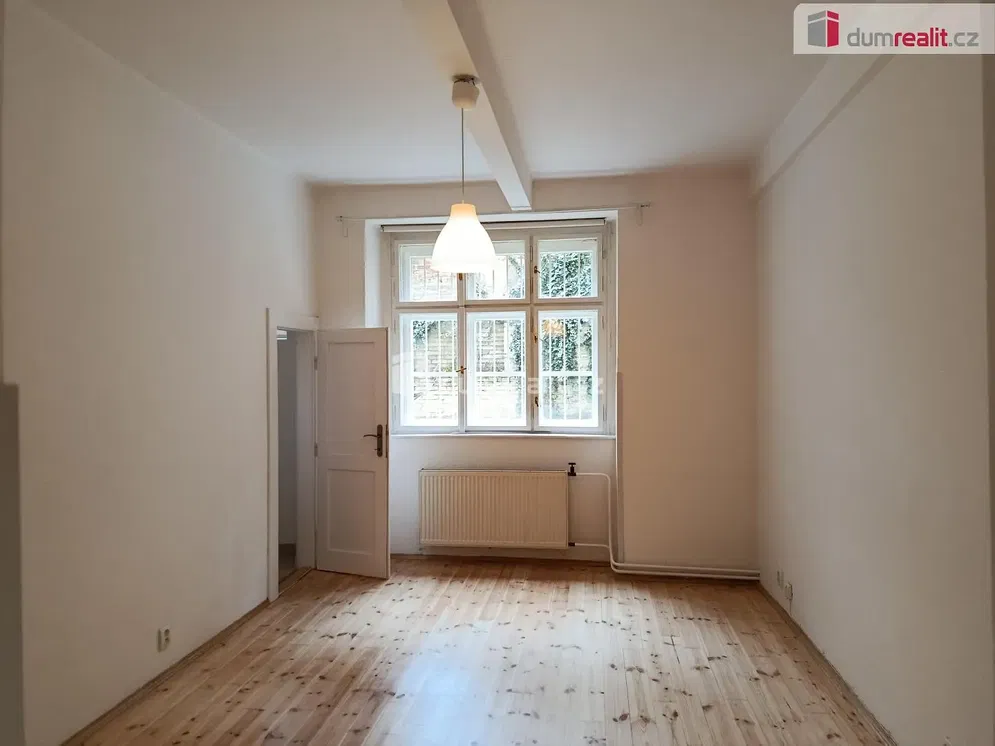 Schlafzimmer; holzboden, tageslicht