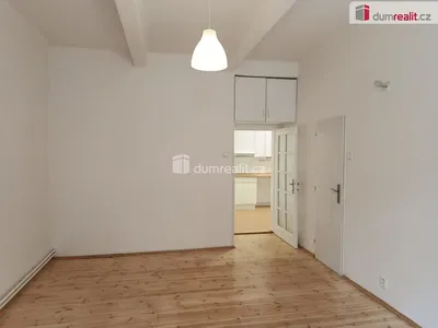 Wohnzimmer; holzboden, tageslicht