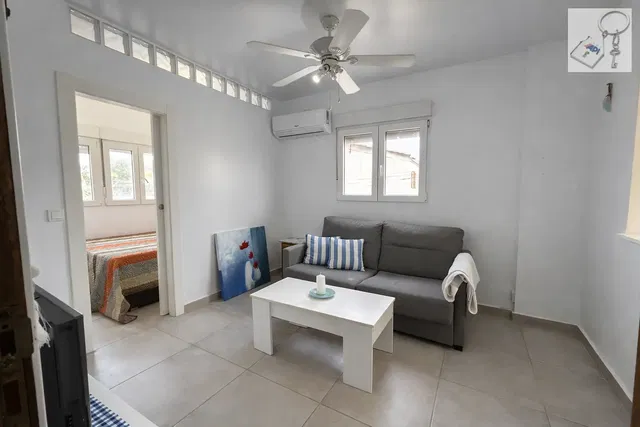 Salon; carrelage, lumière naturelle, style moderne