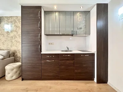 Кухиња; кухињски апарати, дрвени под, природно светло