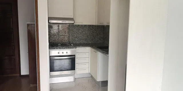 Küche; küchengeräte, fliesenboden, renoviert, tageslicht