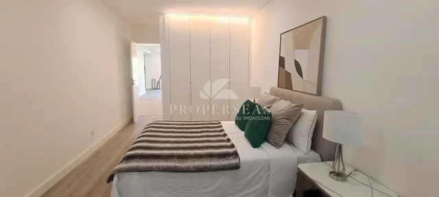 Dormitorio; suelo de madera, luz natural, estilo moderno