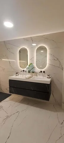 Baño; suelo de baldosas, renovado, luz natural