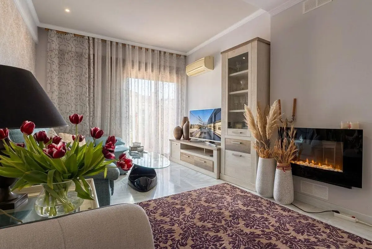 Wohnzimmer; kamin, tageslicht, moderner stil