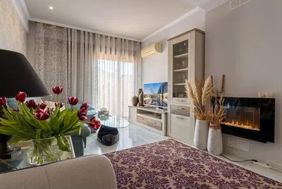 Wohnzimmer; kamin, tageslicht, moderner stil