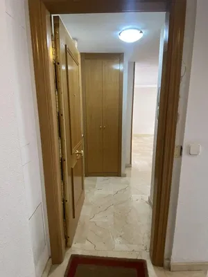 Garderobe; fliesenboden, tageslicht