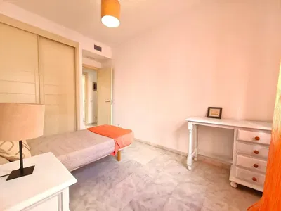 Yatak odası; doğal ışık, fayans zemin