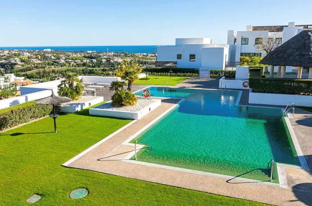 Dom i otoczenie; widok, światło dzienne