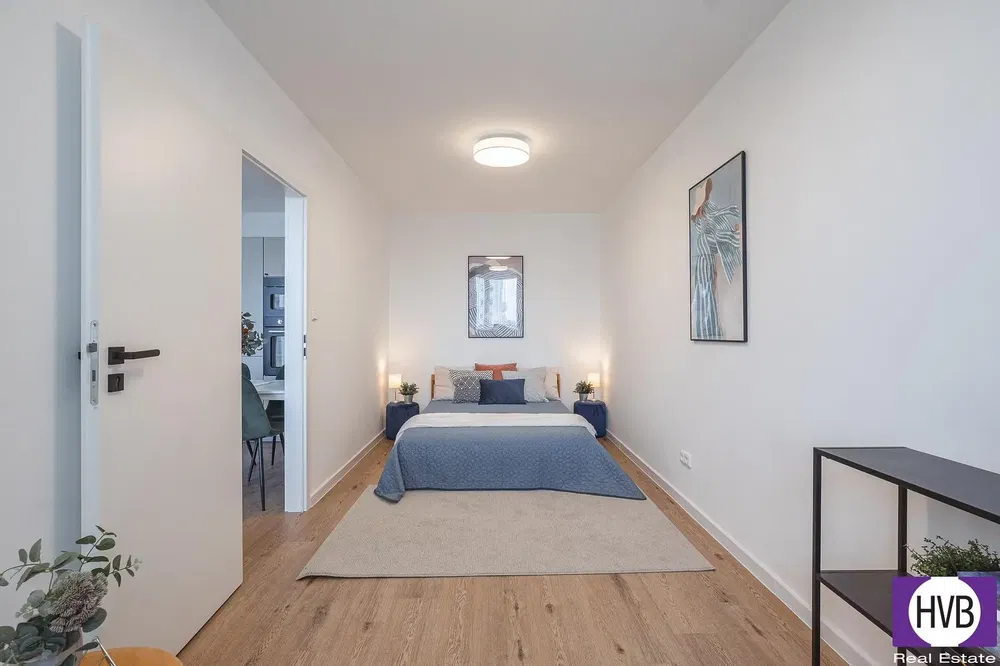 Camera da letto; luce naturale, pavimento in legno, stile moderno