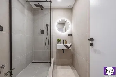 Bagno; pavimento in piastrelle, ristrutturato, luce naturale