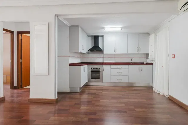 Cucina; elettrodomestici, pavimento in piastrelle, pavimento in legno