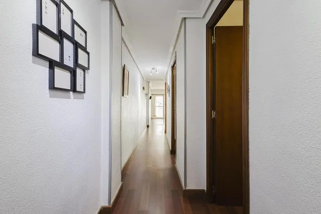Camera; pavimento in legno, luce naturale