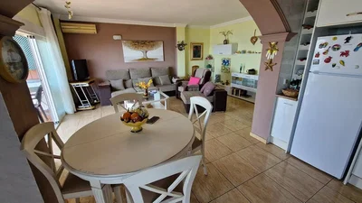 Wohnzimmer; fliesenboden, küchengeräte, tageslicht