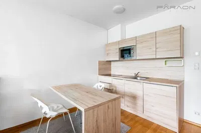 Küche; küchengeräte, holzboden, tageslicht, moderner stil