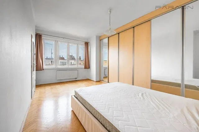 Slaapkamer; houten vloer, natuurlijk licht