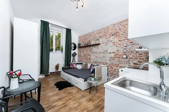 Kuhinja; drveni pod, prirodno svjetlo, moderni stil