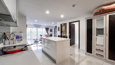 Κουζίνα; συσκευές κουζίνας, πλακάκια, φυσικό φως