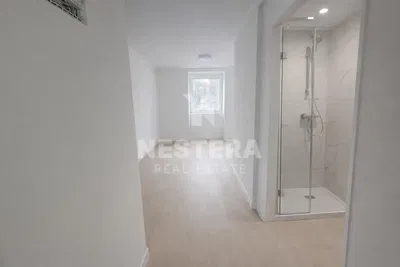 Banyo; fayans zemin, doğal ışık, tadilatlı