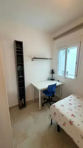 Camera da letto; luce naturale, pavimento in piastrelle