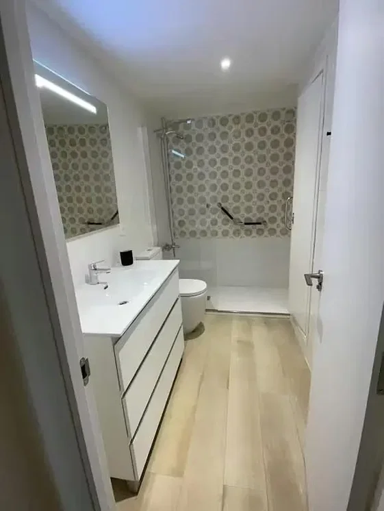 Kupaonica; pločice, prirodno svjetlo, renoviran