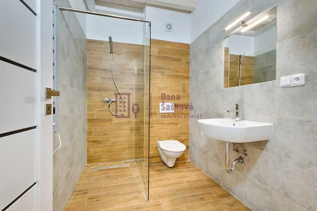 Badezimmer; fliesenboden, renoviert, tageslicht, moderner stil