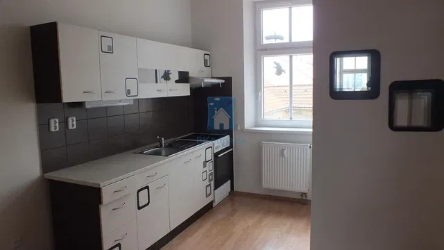 Küche; küchengeräte, fliesenboden, holzboden, tageslicht, moderner stil, renoviert