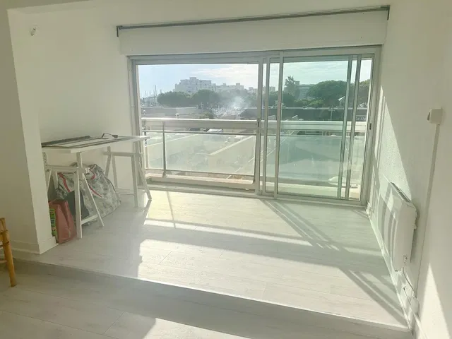 Balcon; vue, carrelage, lumière naturelle