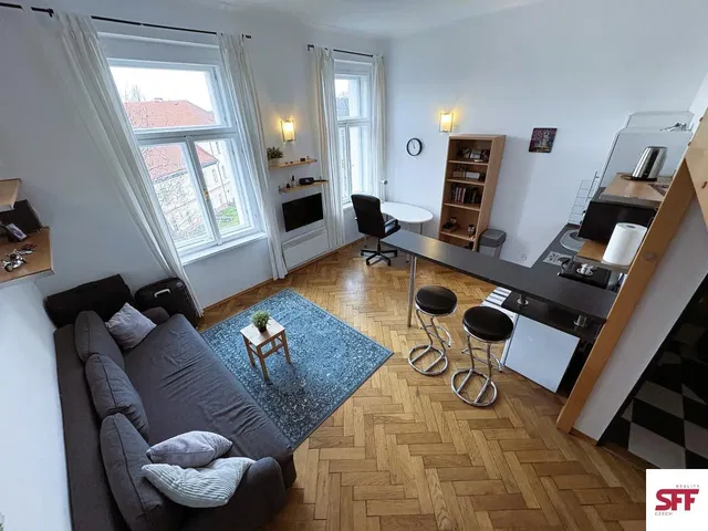 Sala de estar; vista, chão de madeira, luz natural, estilo moderno