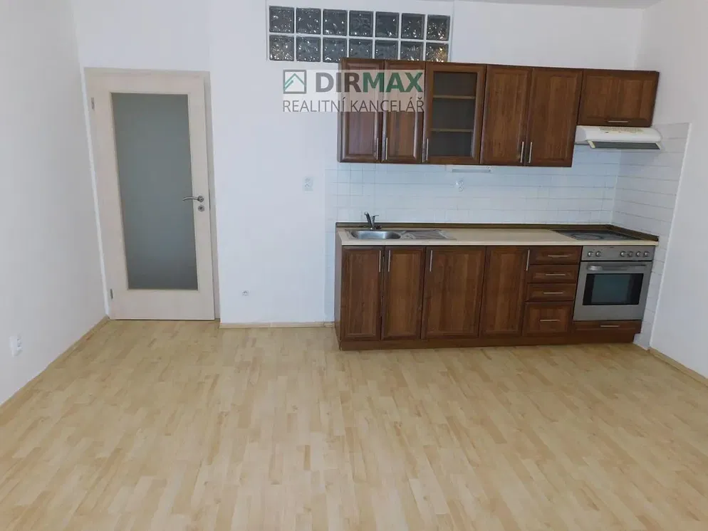 Kuchyně; kuchyňské spotřebiče, dřevěná podlaha