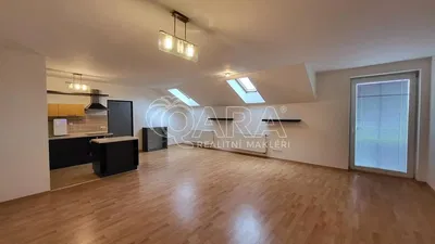 Cucina; pavimento in legno, luce naturale