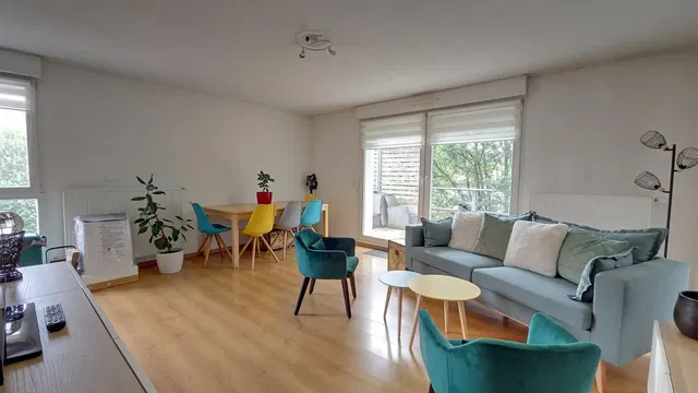 Dnevni boravak; prirodna svjetlost, drveni pod, moderan stil