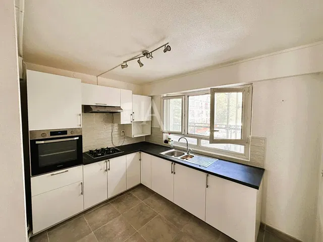 Kuhinja; kućanski aparati, prirodna svjetlost, pločice, renoviran