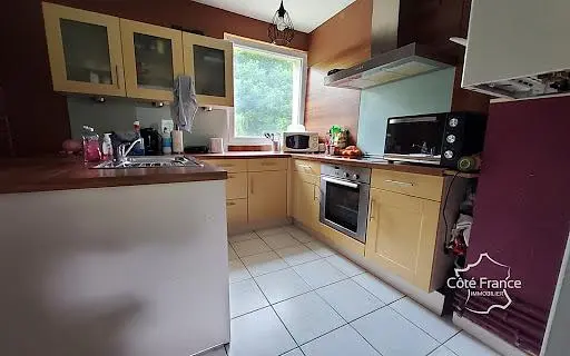 Кухиња; кухињски апарати, плочице, природно светло