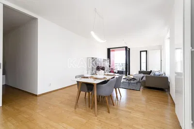 Oturma odası; ahşap zemin, doğal ışık, modern stil