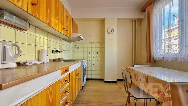 Cuisine; électroménager, carrelage, lumière naturelle, style moderne