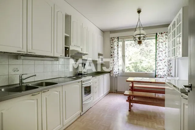 Cucina; elettrodomestici, luce naturale, stile moderno