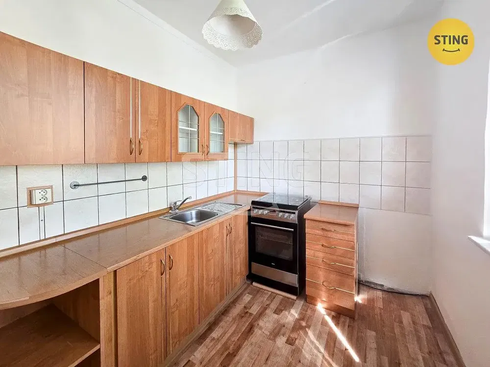 Cucina; elettrodomestici, pavimento in legno, pavimento in piastrelle