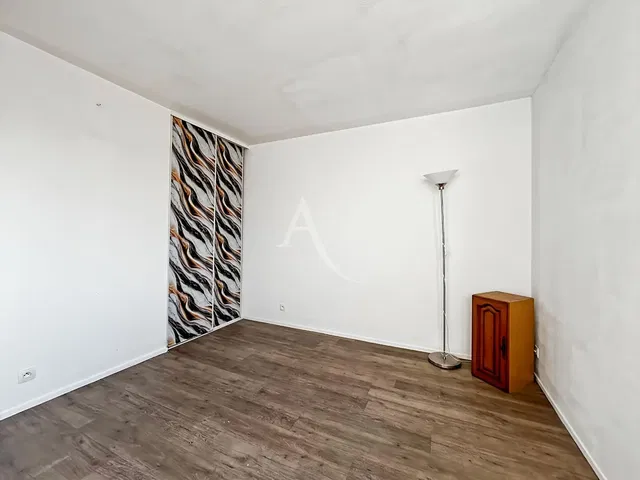 Υπνοδωμάτιο; ξύλινο πάτωμα, φυσικό φως