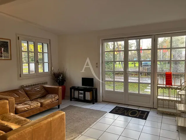 Salon; carrelage, vue, lumière naturelle