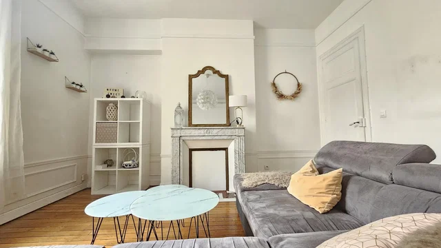 Хол; камина, естествена светлина, модерен стил