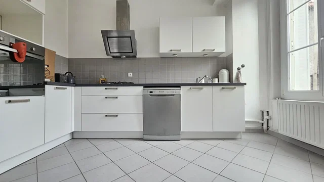 Кухня; кухненски уреди, плочки, естествена светлина