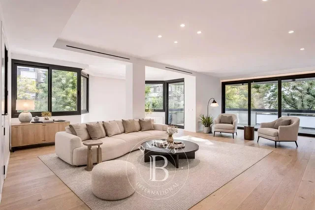 Salon; vue, parquet, lumière naturelle, style moderne