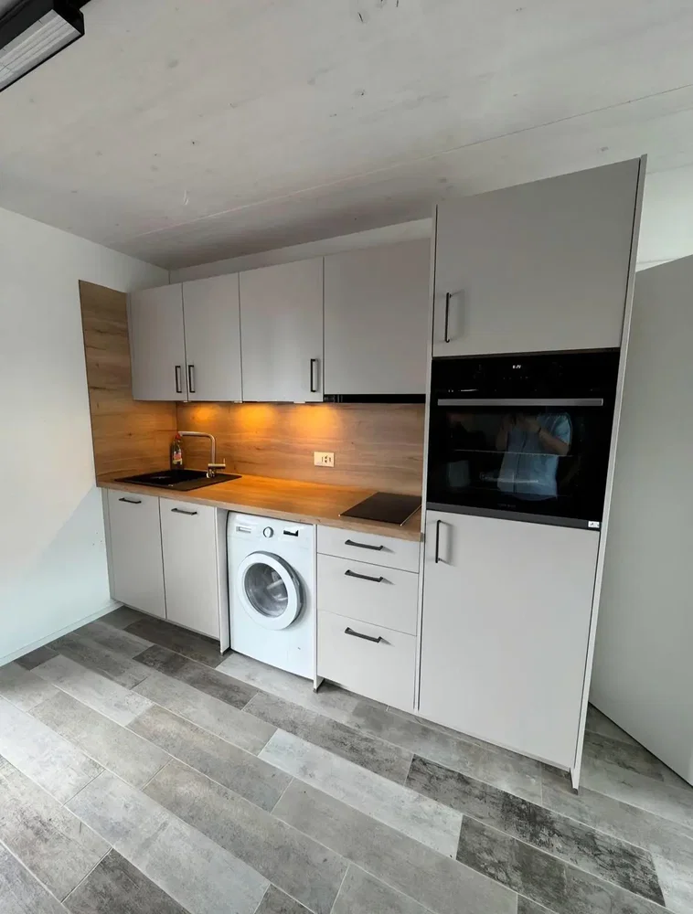 Cucina; elettrodomestici, pavimento in piastrelle, ristrutturato, luce naturale, stile moderno