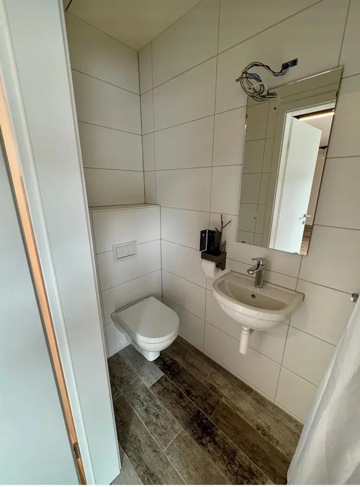Toilette; pavimento in piastrelle, luce naturale