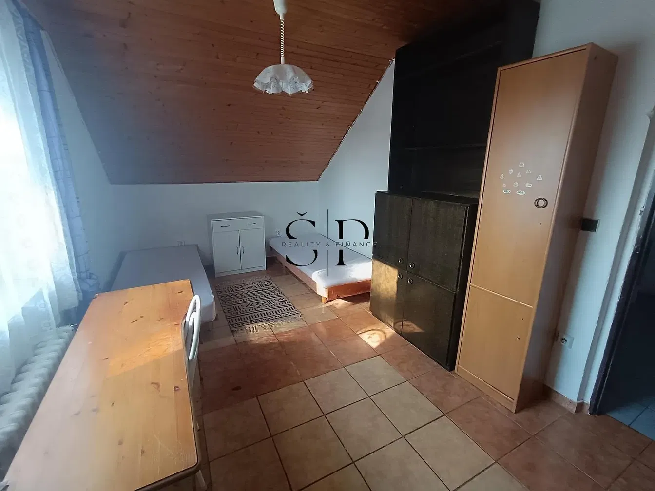 Chambre; parquet, carrelage, poutres en bois, lumière naturelle
