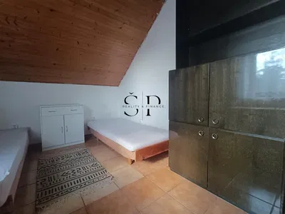 Chambre; carrelage, nécessite rénovation